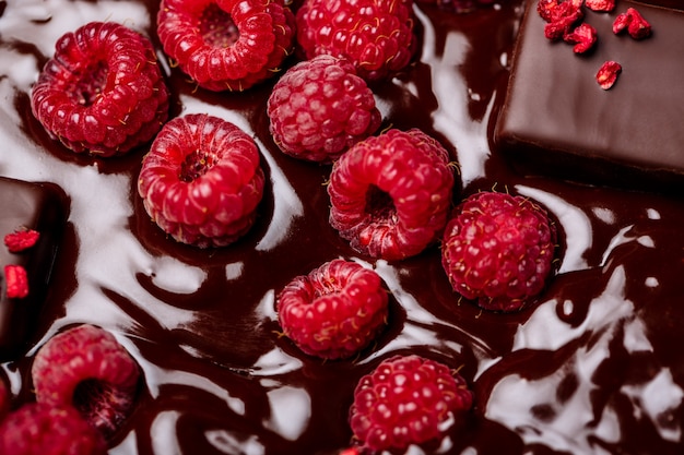 Bonbons et framboises au chocolat chaud.