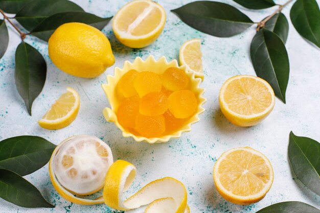 Bonbons de gelée de citron avec des citrons frais, vue de dessus