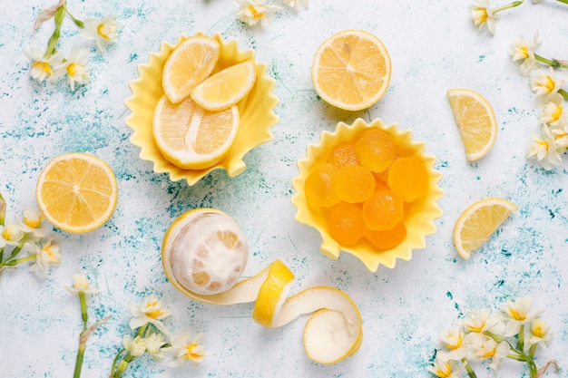 Bonbons de gelée de citron avec des citrons frais, vue de dessus