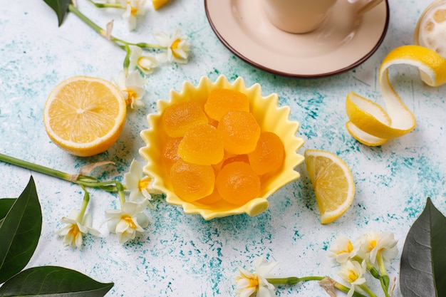 Bonbons De Gelée De Citron Avec Des Citrons Frais, Vue De Dessus