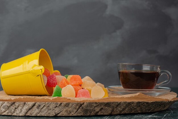 Bonbons à la gelée de thé à l'arôme chaud sur planche de bois.