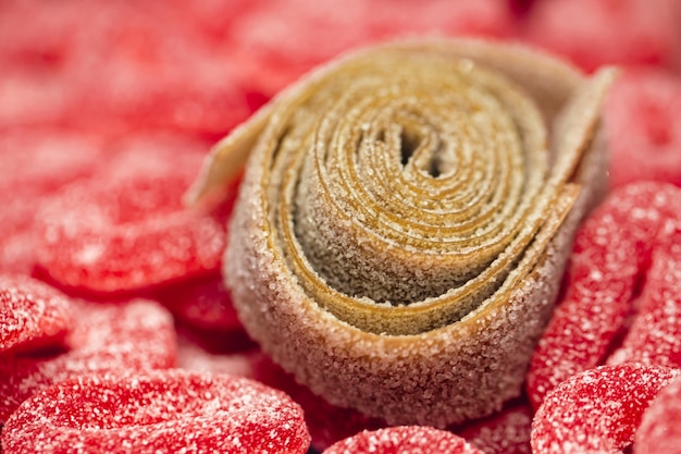 Bonbons gélifiés rouges en fond de sucre