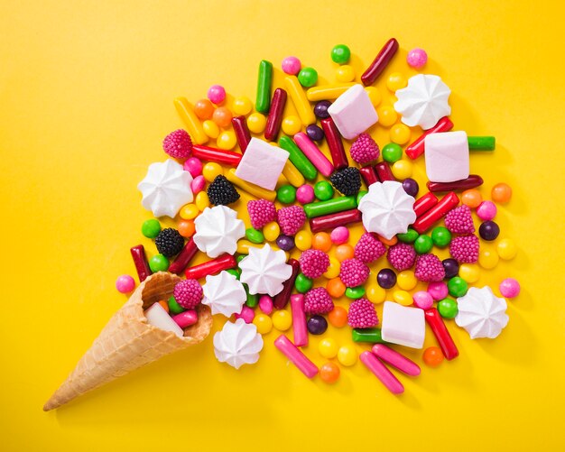 Bonbons et guimauves près de cône de gaufre