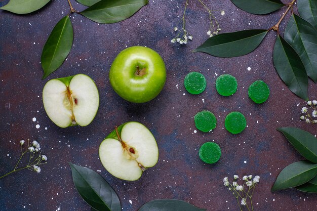 Bonbons marmelade vert pomme au sucre. Dessert sain pour les gourmets.