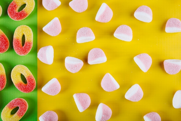 Photo gratuite bonbons mous près des anneaux de gelée