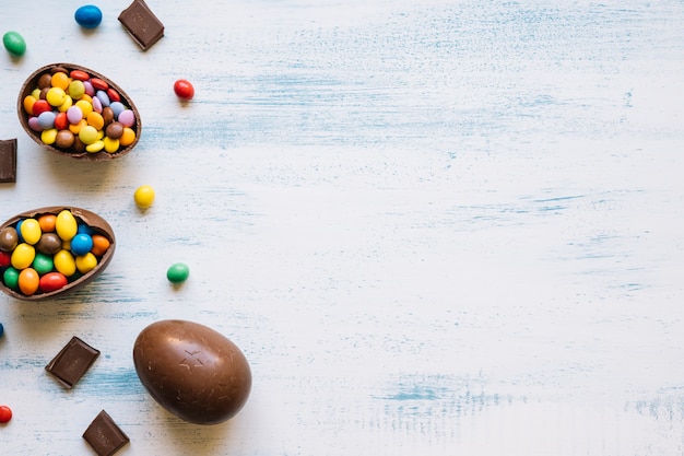 Photo gratuite bonbons de pâques sur blanc