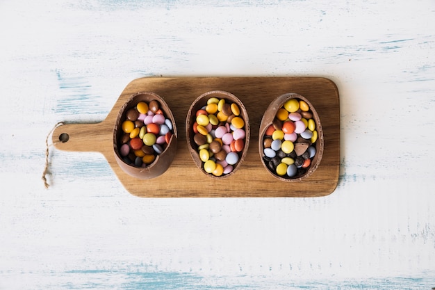 Photo gratuite bonbons de pâques à bord