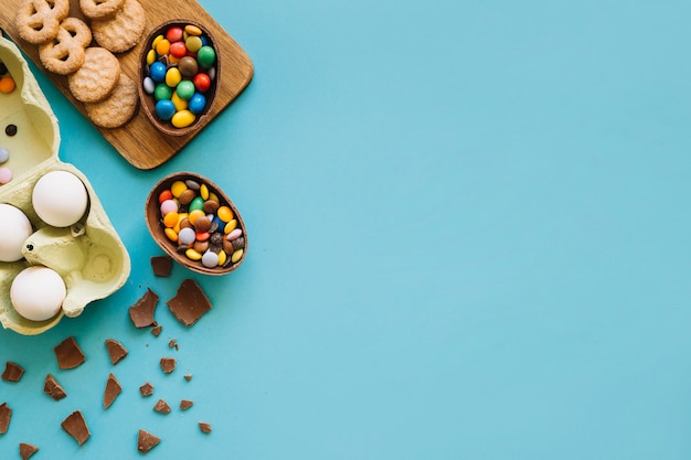 Photo gratuite bonbons de pâques près des oeufs