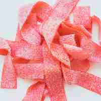 Photo gratuite bonbons rouges couverts de sucre