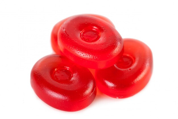 Bonbons rouges isolés sur un blanc