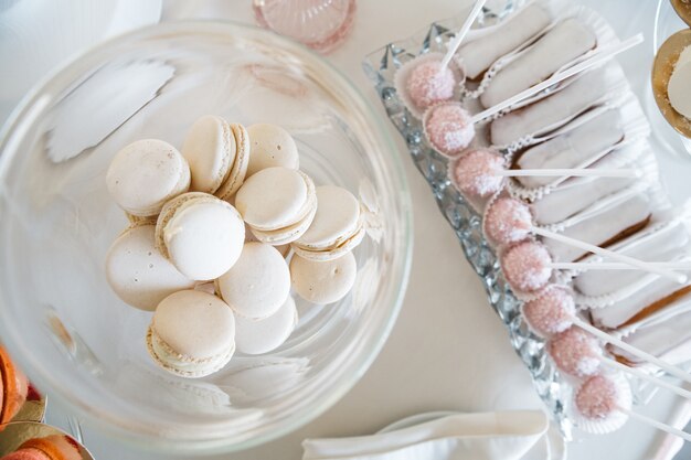 Bonbons savoureux et sucrés sur une belle table