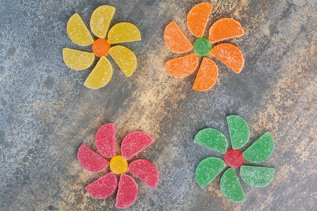 Photo gratuite bonbons sucrés à la gelée colorée sur fond de marbre