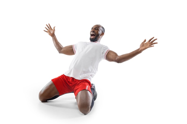 Photo gratuite un bonheur fou, fou. émotions drôles du football professionnel, joueur de football isolé sur le mur blanc du studio.