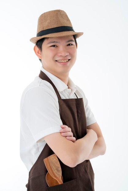 Bonheur intelligent propriétaire de magasin amical asiatique porter un tablier brun portrait demi-corps sourire et regarder vers l'appareil photo isoler fond blanc