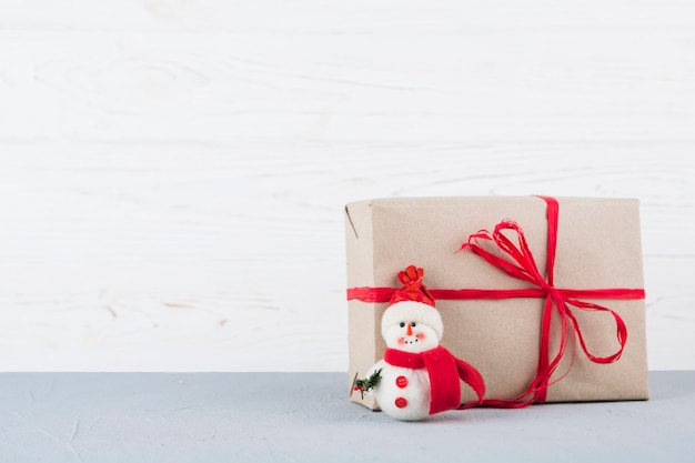 Bonhomme de neige avec cadeau de Noël emballé