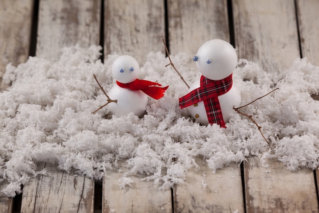 Photo gratuite bonhomme de neige sur la fausse neige