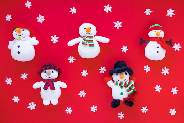 Bonhommes de neige jouets drôles entre flocons de neige