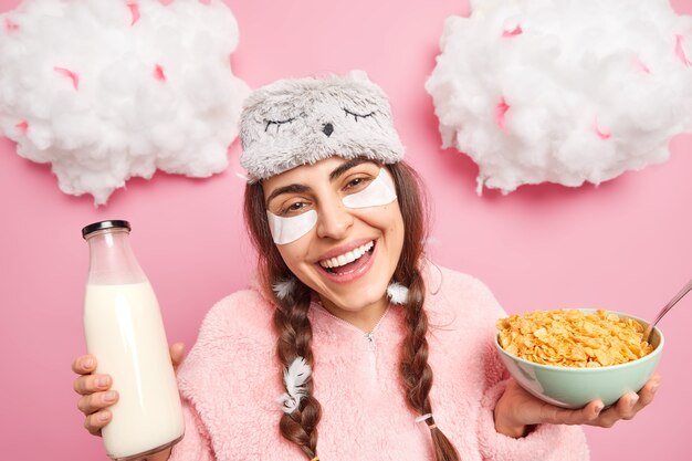 Bonjour concept. Une fille positive se sent à l'aise à la maison porte un pyjama moelleux