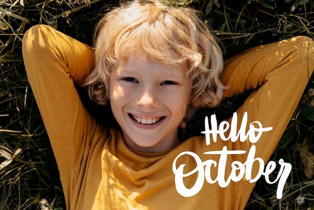 Bonjour fond d'octobre avec un enfant souriant