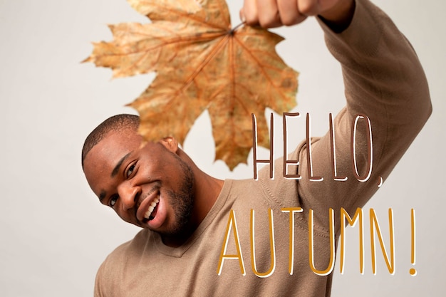 Bonjour fond d'octobre avec un homme souriant