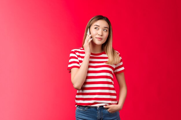 Bonjour, je veux commander une jolie fille asiatique blonde moderne qui parle au téléphone tenir le smartphone oreille pressée regarder rêver...