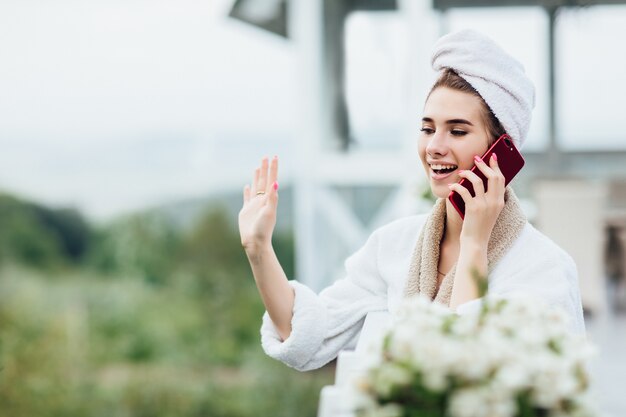 Bonjour mari. Jeune fille rencontrant son homme en terrasse d'été sur un lieu de luxe.