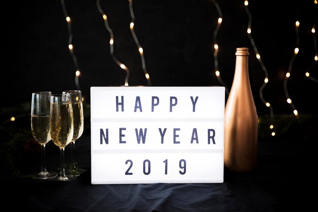 Bonne année 2019 inscription à bord avec une bouteille