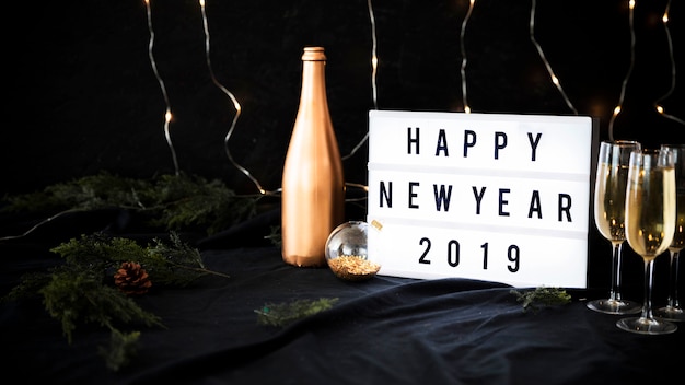 Photo gratuite bonne année 2019 inscription à bord avec des lunettes