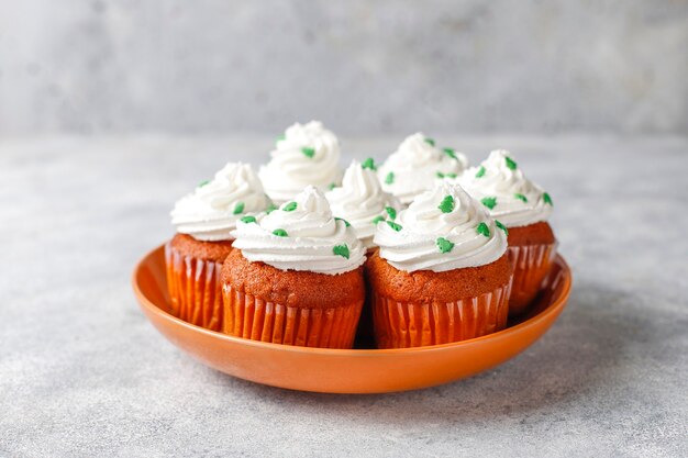 Bonne année 2021, cupcakes aux bougies dorées.