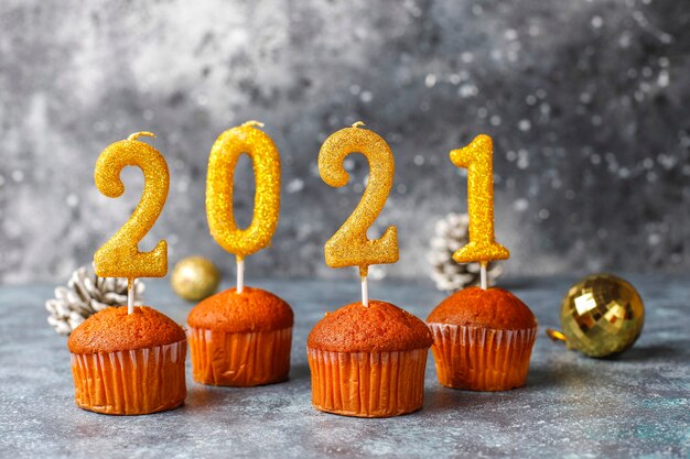 Bonne année 2021, cupcakes aux bougies dorées.