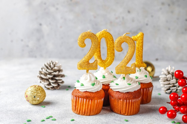 Bonne année 2021, cupcakes aux bougies dorées.