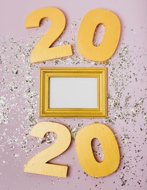 Bonne année avec chiffres 2020 et paillettes