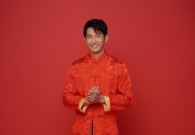 Bonne année chinoise 2024 portrait homme asiatique souriant heureux portant des vêtements traditionnels rouges