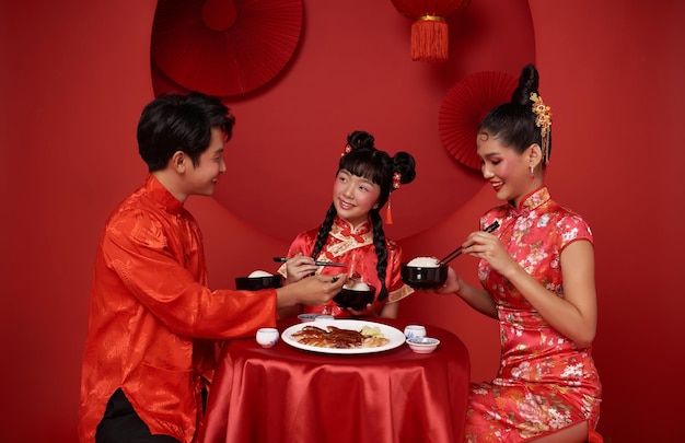 Photo gratuite bonne année chinoise, dîner en famille asiatique, nourriture pour la prospérité, fête de la célébration.