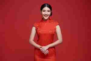 Photo gratuite bonne année chinoise portrait belle femme asiatique portant une robe traditionnelle qipao