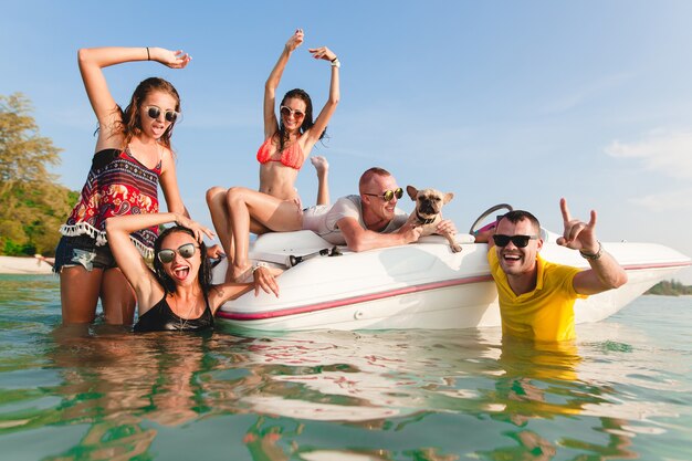 Bonne compagnie d'amis en vacances tropicales d'été en Thaïlande voyageant en bateau en mer, fête sur la plage, gens s'amusant ensemble, hommes et femmes émotions positives