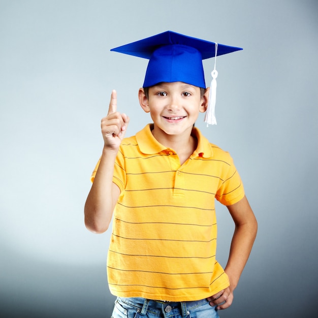 Bonne élève du primaire avec une idée