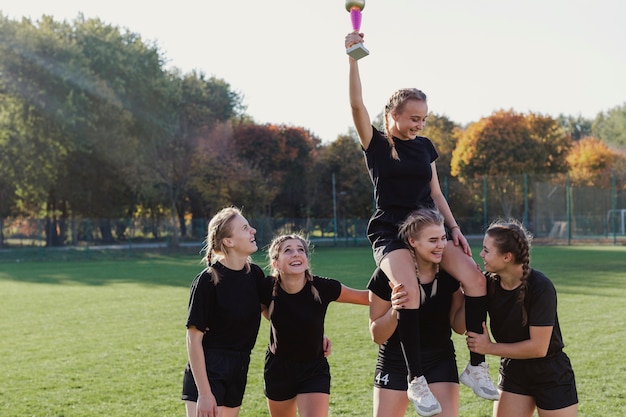 Photo gratuite bonne équipe remportant un trophée