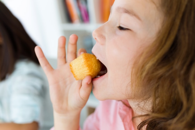 Bonne famille prenant le petit-déjeuner à la maison.