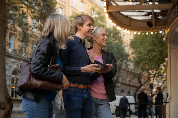 Photo gratuite bonne famille queer en plein air, coup moyen