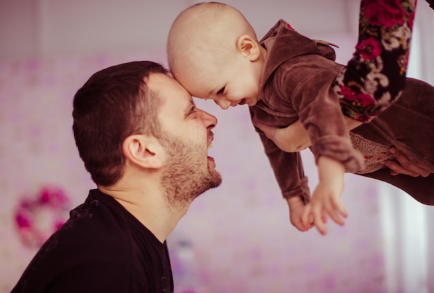 Photo gratuite bonne famille s'amuser avec l'enfant