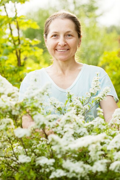 Bonne femme mûre au jardin