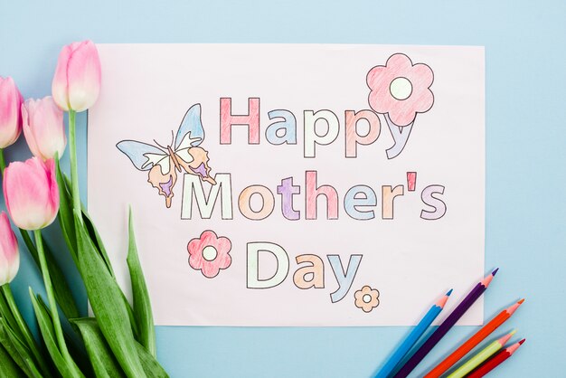 Bonne fête des mères, dessin sur papier avec des tulipes et des crayons