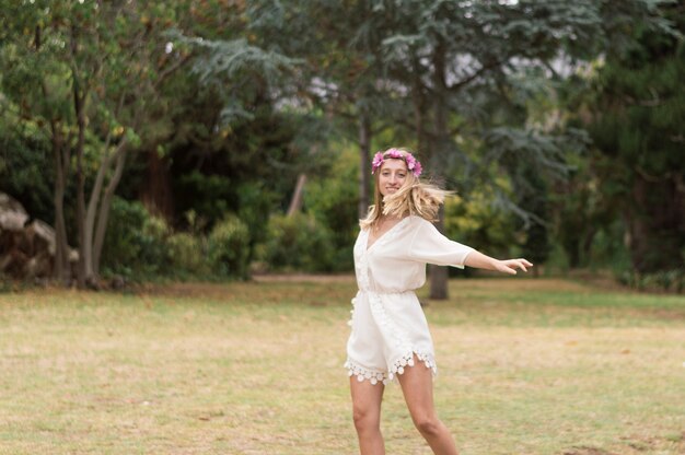 Bonne fille ayant un bon moment dans le parc