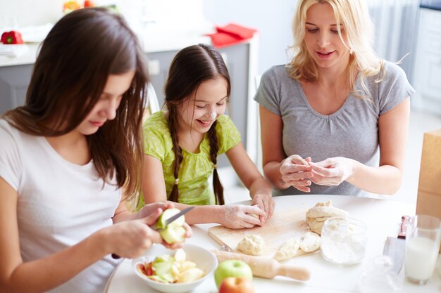 Bonne fille cuisson avec de la farine