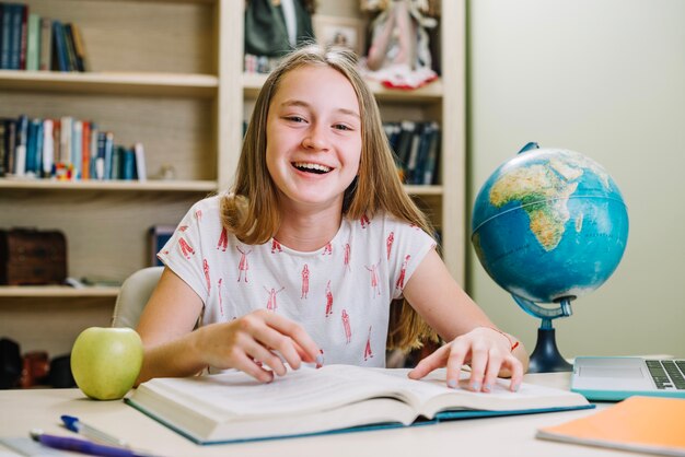 Bonne fille décontractée avec un livre