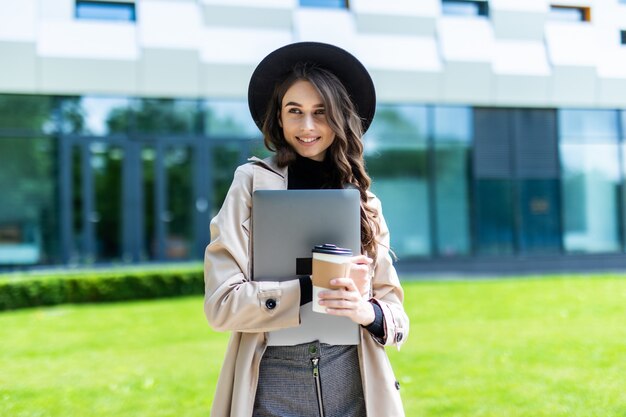 Bonne fille étudiante souriante à l'université