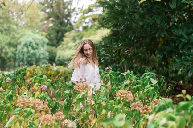 Bonne fille marchant dans le parc