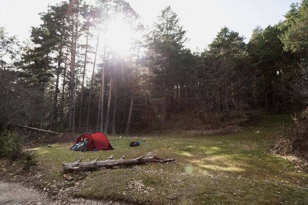 Bonne fille qui camping à la campagne