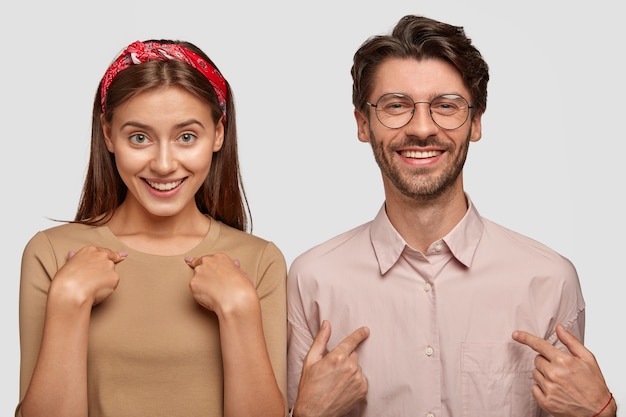 Bonne Fille Souriante Et Garçon Ont Des Expressions Heureuses